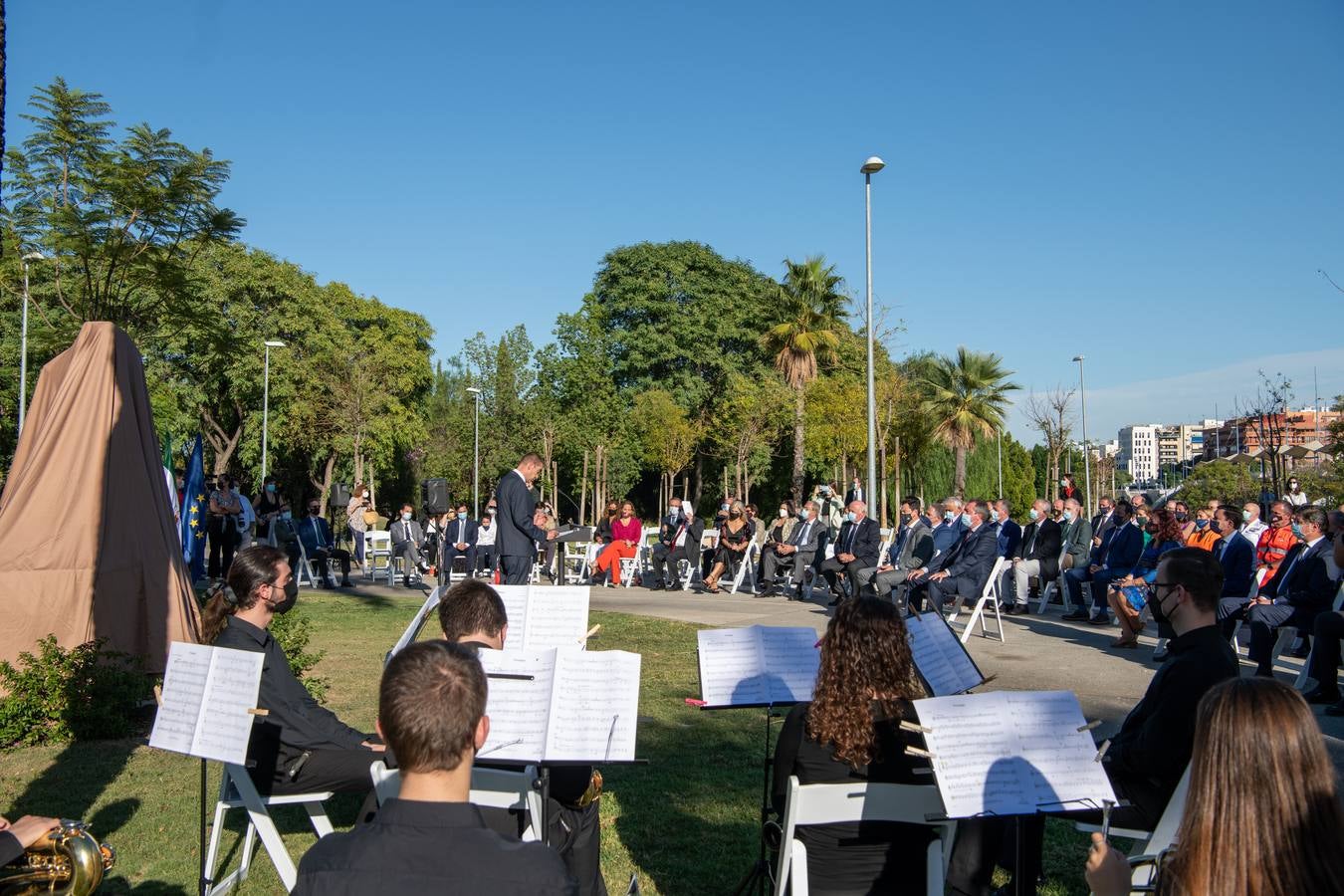 En imágenes, inauguración de ‘El aplauso’, el monumento homenaje a los sanitarios en Sevilla