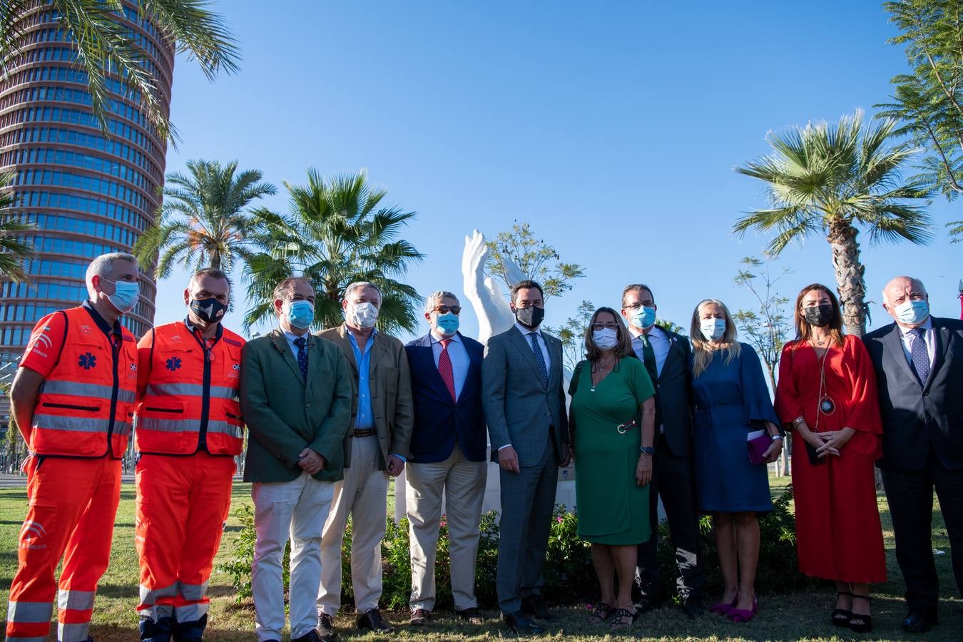 En imágenes, inauguración de ‘El aplauso’, el monumento homenaje a los sanitarios en Sevilla