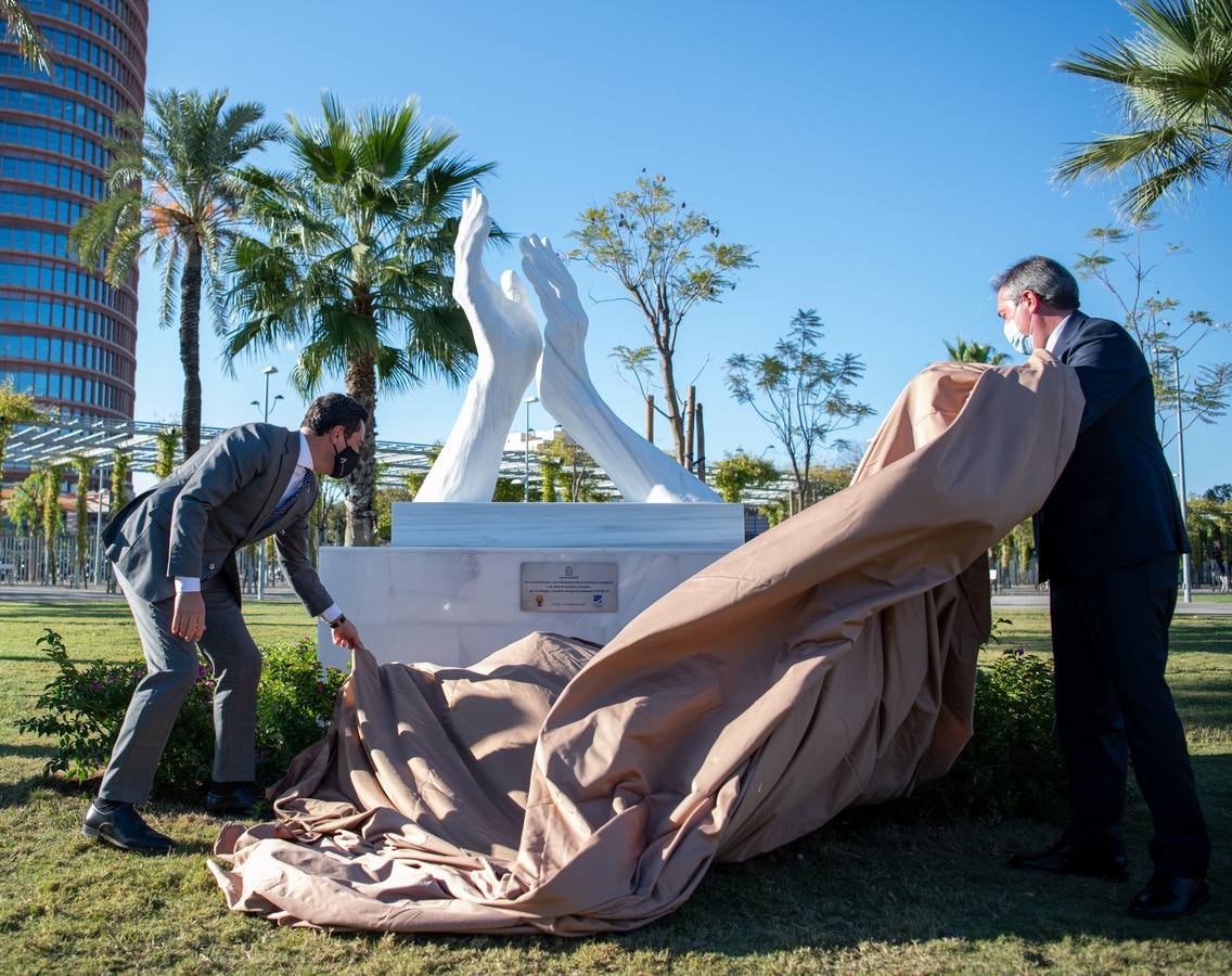 En imágenes, inauguración de ‘El aplauso’, el monumento homenaje a los sanitarios en Sevilla