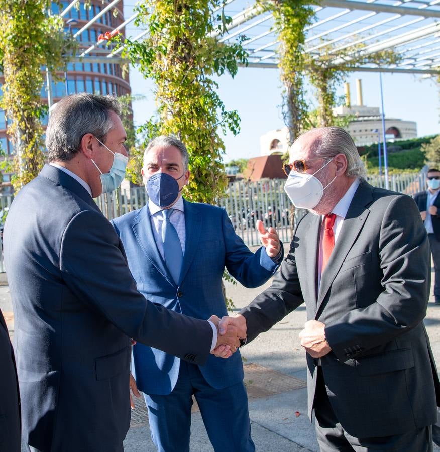 En imágenes, inauguración de ‘El aplauso’, el monumento homenaje a los sanitarios en Sevilla