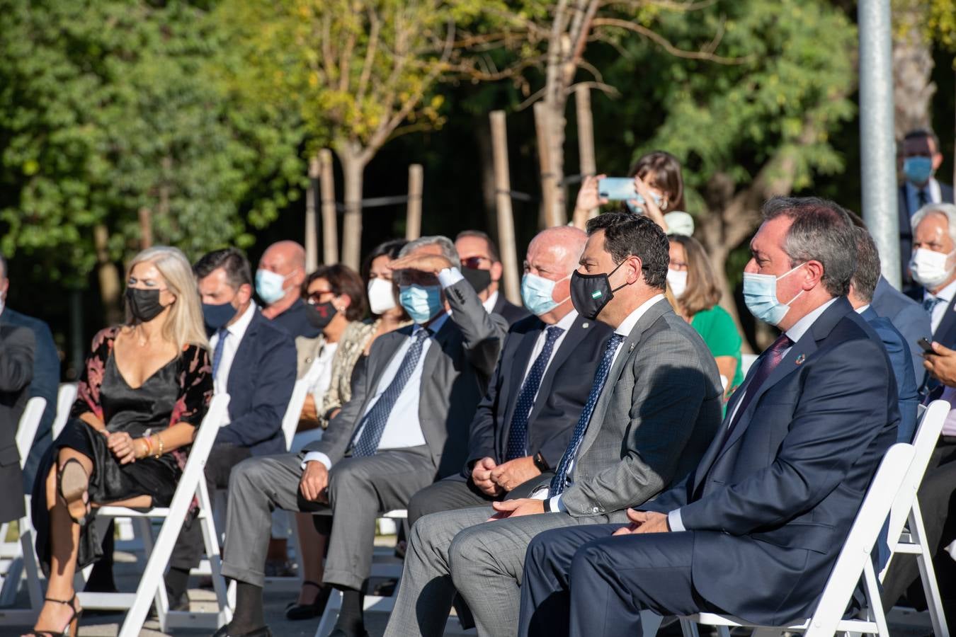 En imágenes, inauguración de ‘El aplauso’, el monumento homenaje a los sanitarios en Sevilla