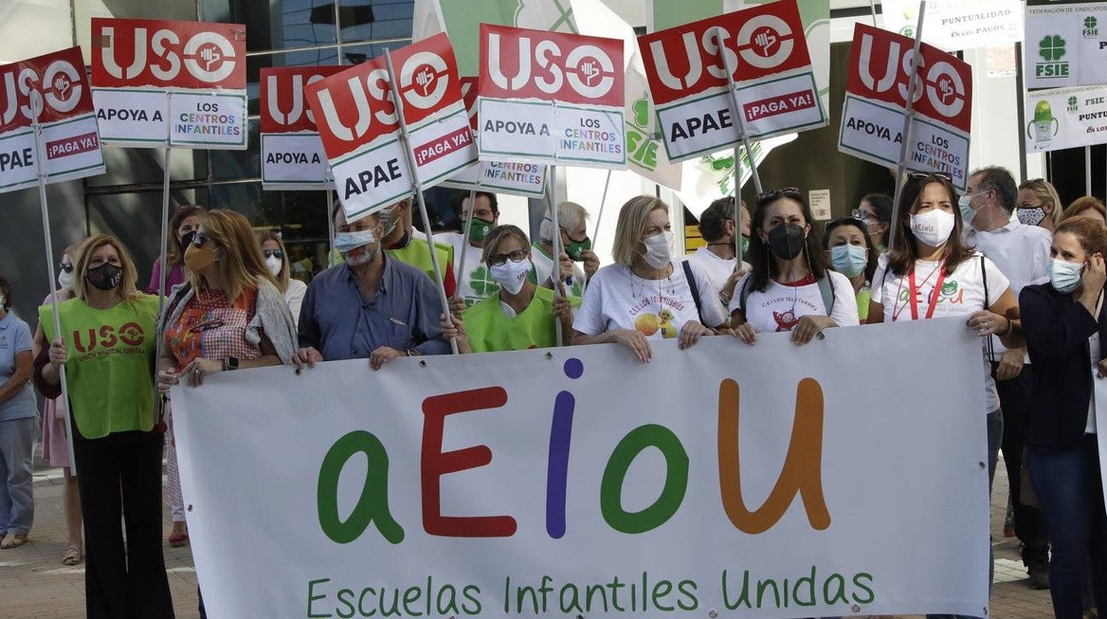 En imágenes, manifestación de las escuelas infantiles de Andalucía por el retraso en los pagos