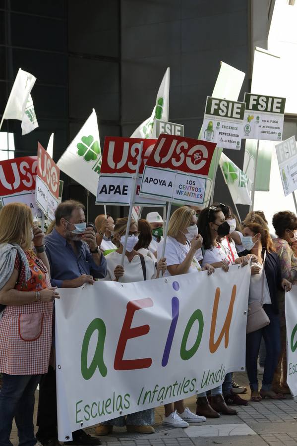 En imágenes, manifestación de las escuelas infantiles de Andalucía por el retraso en los pagos