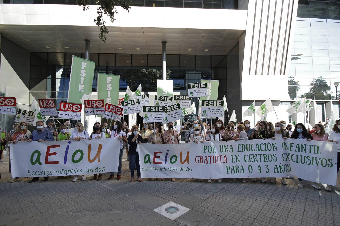 En imágenes, manifestación de las escuelas infantiles de Andalucía por el retraso en los pagos