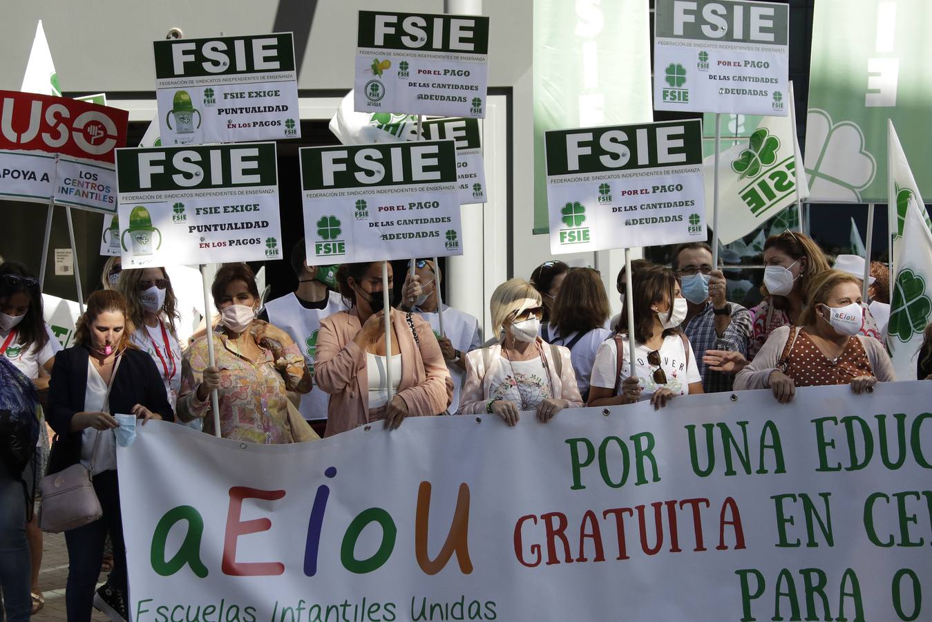 En imágenes, manifestación de las escuelas infantiles de Andalucía por el retraso en los pagos