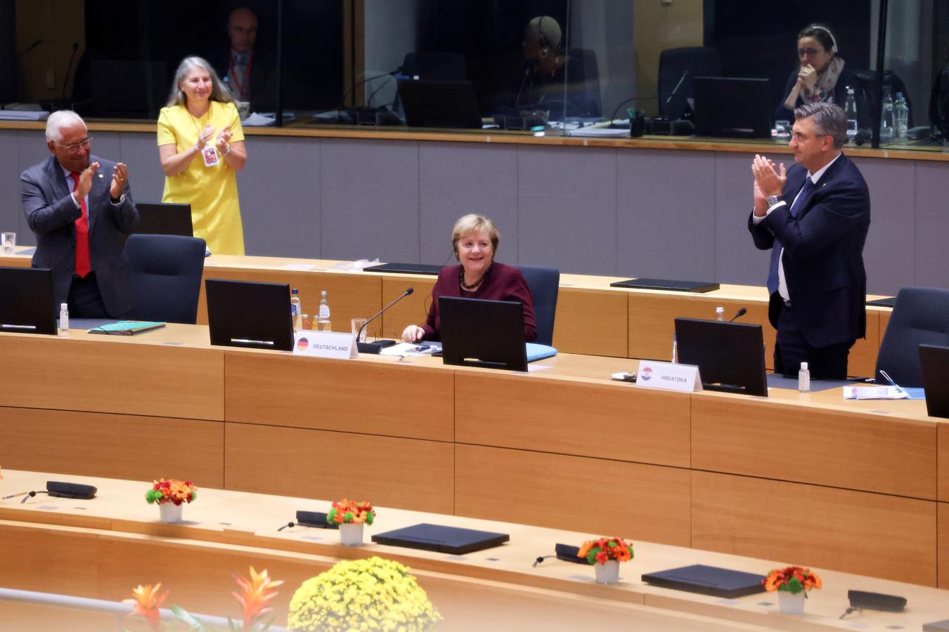 Los líderes europeos se pusieron en pie este viernes para ovacionar a la canciller alemana. 