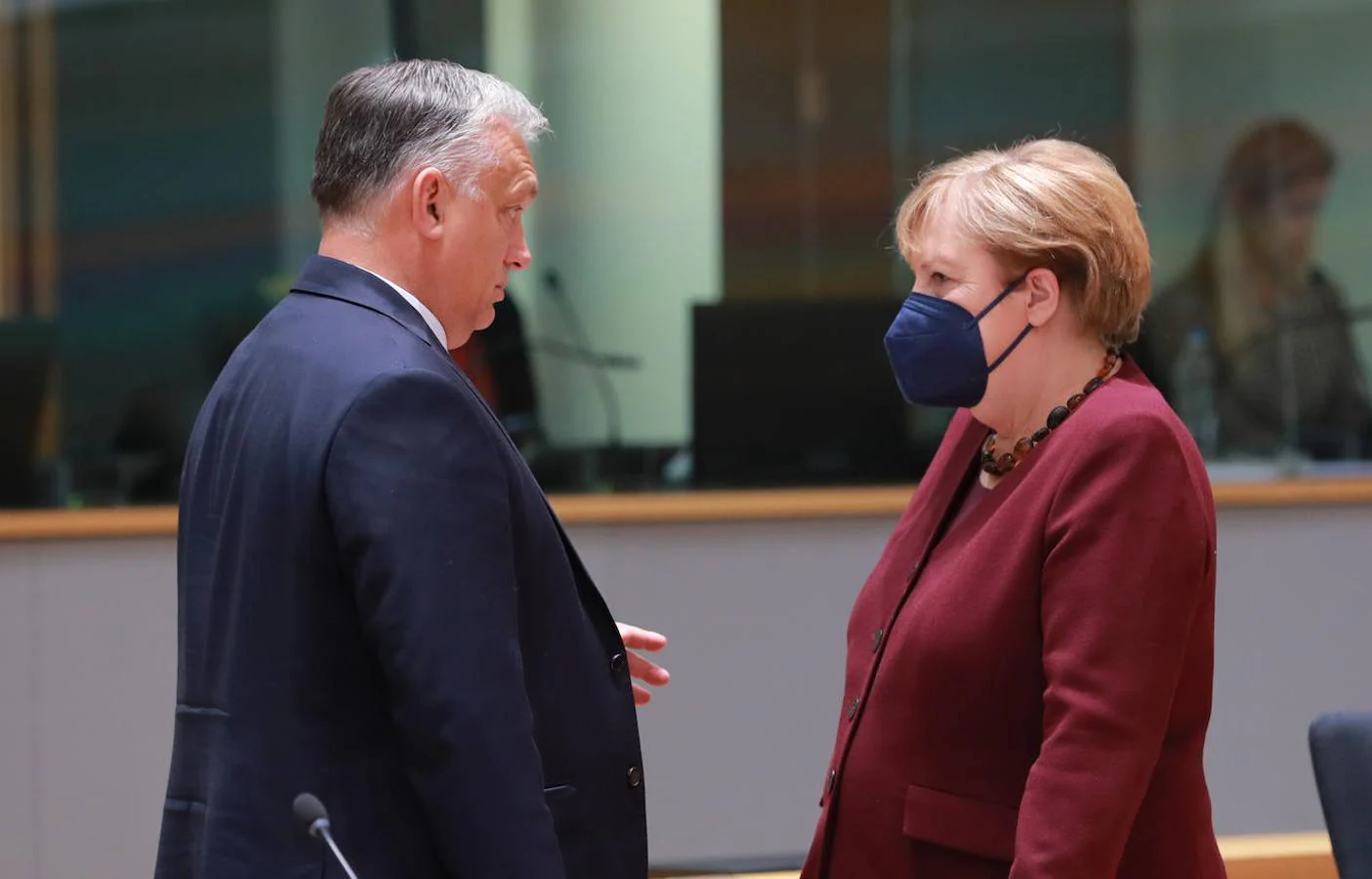 La canciller alemana, Angela Merkel (d), habla con el Primer Ministro húngaro, Viktor Orban (i), durante la cumbre de la Unión Europea en el Consejo Europeo. 