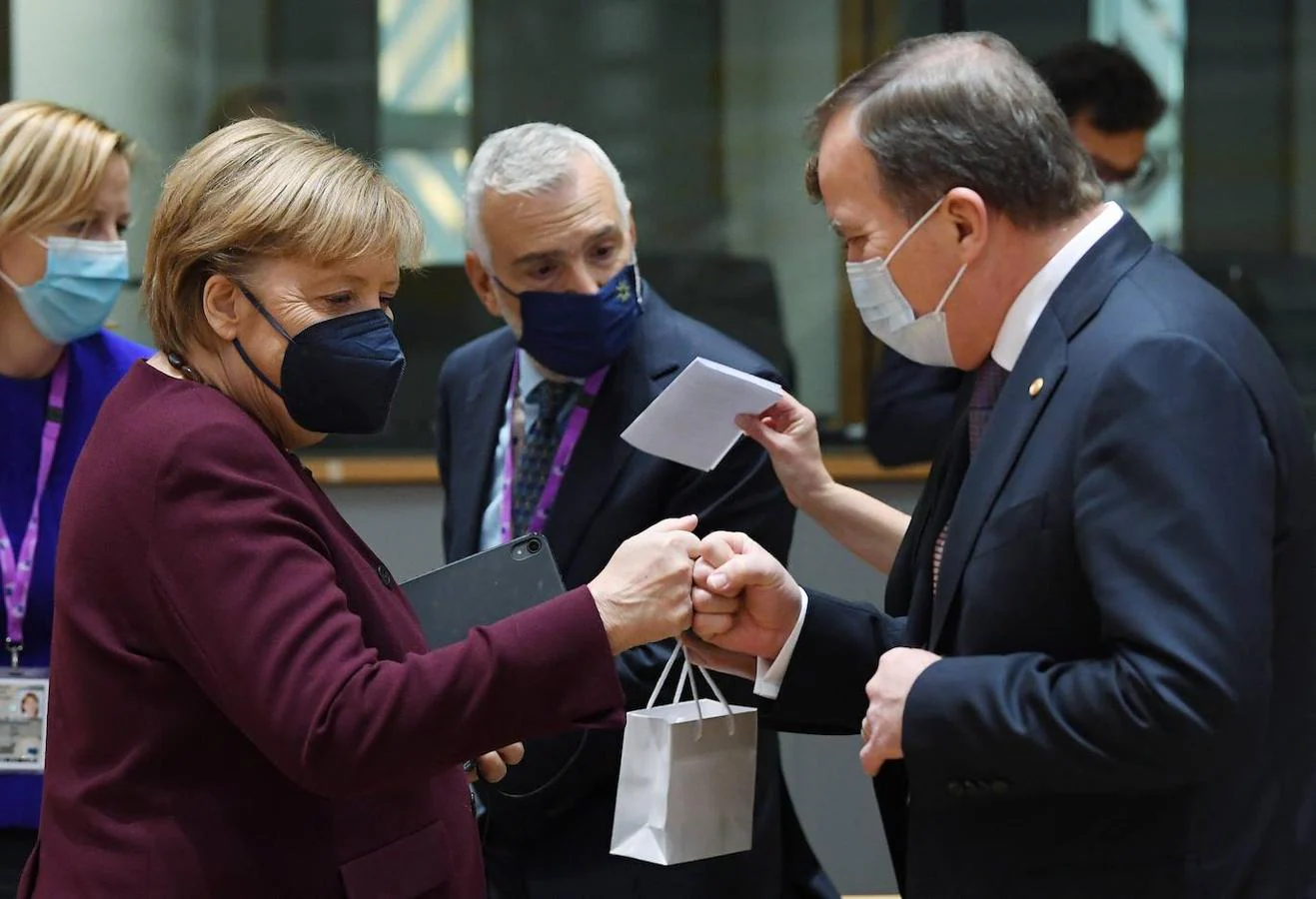 La canciller alemana, Angela Merkel (i), Saluda al primer ministro sueco, Stefan Lofven (d). 