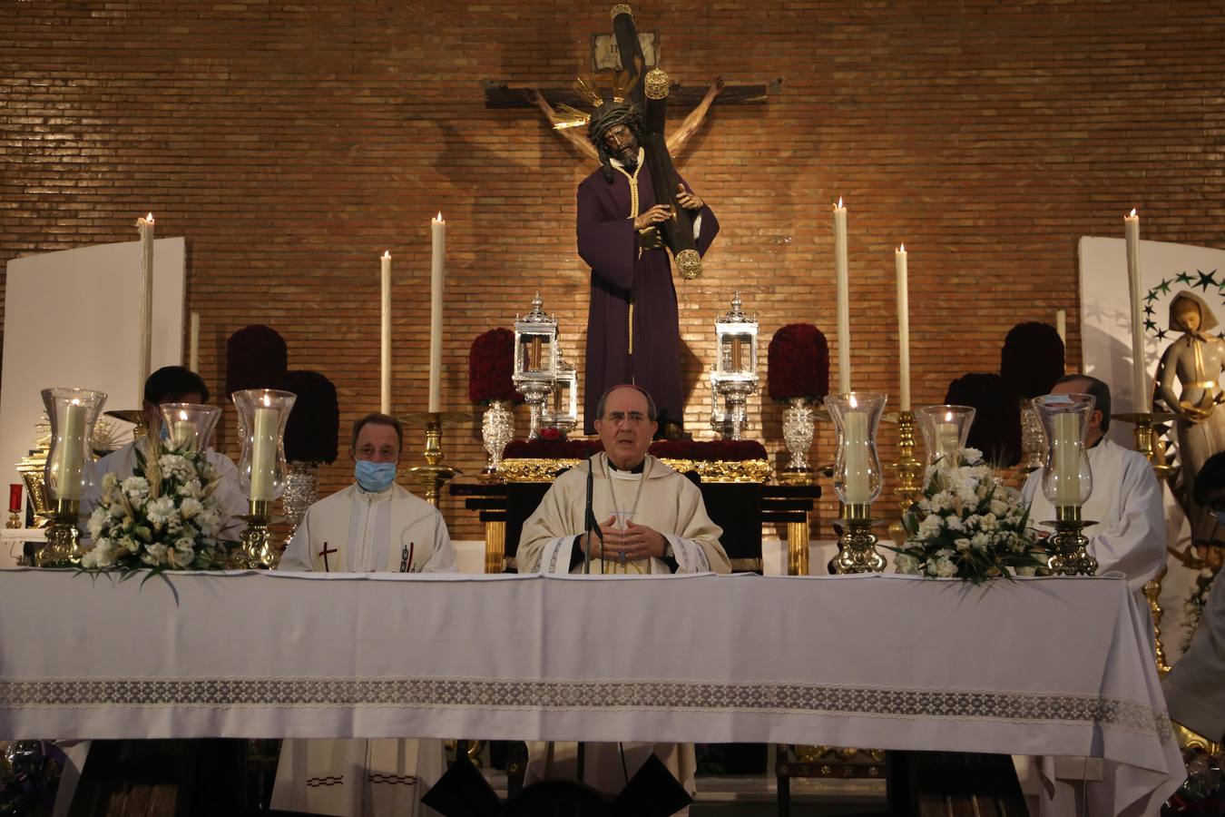 Monseñor Asenjo preside la misa ante el Gran Poder en la parroquia de la Blanca Paloma