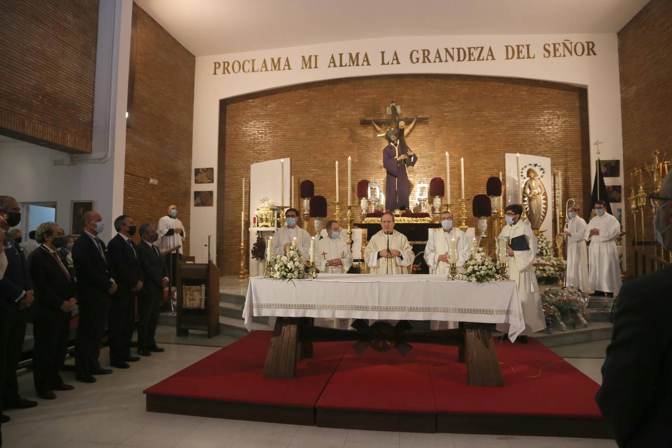 Monseñor Asenjo preside la misa ante el Gran Poder en la parroquia de la Blanca Paloma