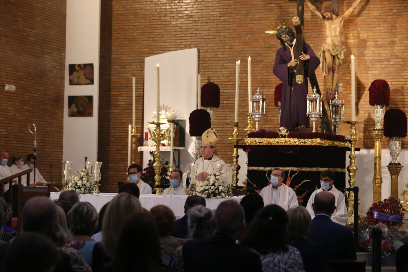 Monseñor Asenjo preside la misa ante el Gran Poder en la parroquia de la Blanca Paloma