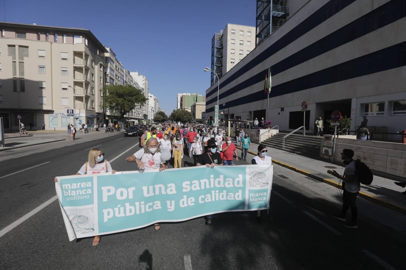 Fotos: Marea Blanca se moviliza en Cádiz por la sanidad pública