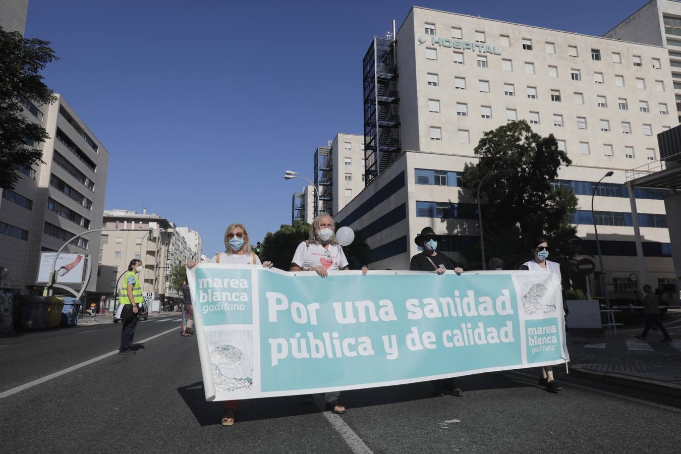 Fotos: Marea Blanca se moviliza en Cádiz por la sanidad pública