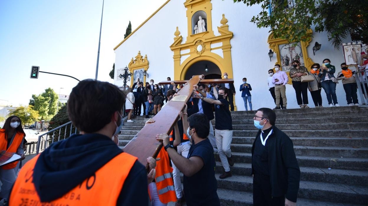 El recorrido de la Cruz de los Jóvenes por Córdoba, en imágenes