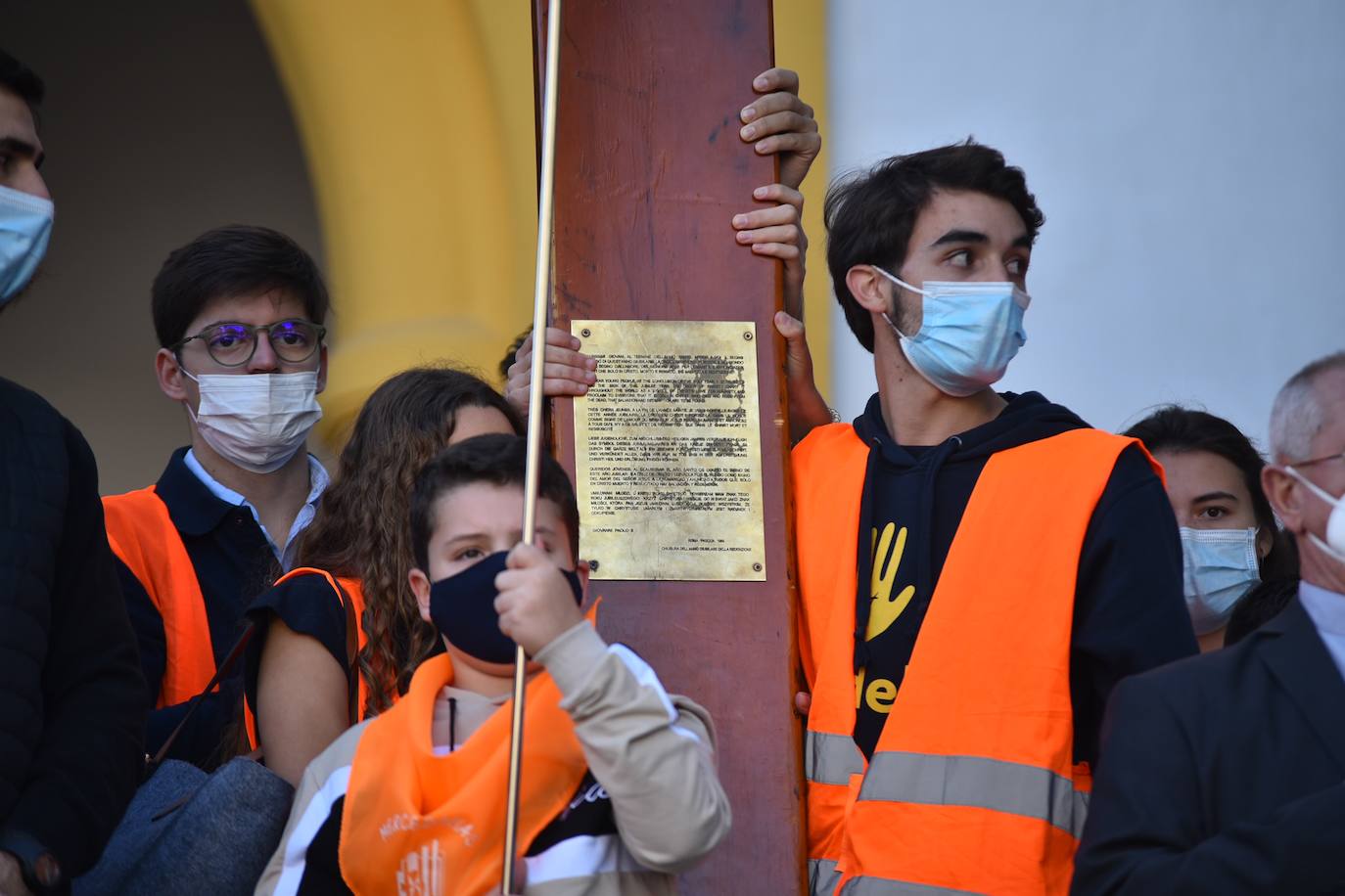 El recorrido de la Cruz de los Jóvenes por Córdoba, en imágenes