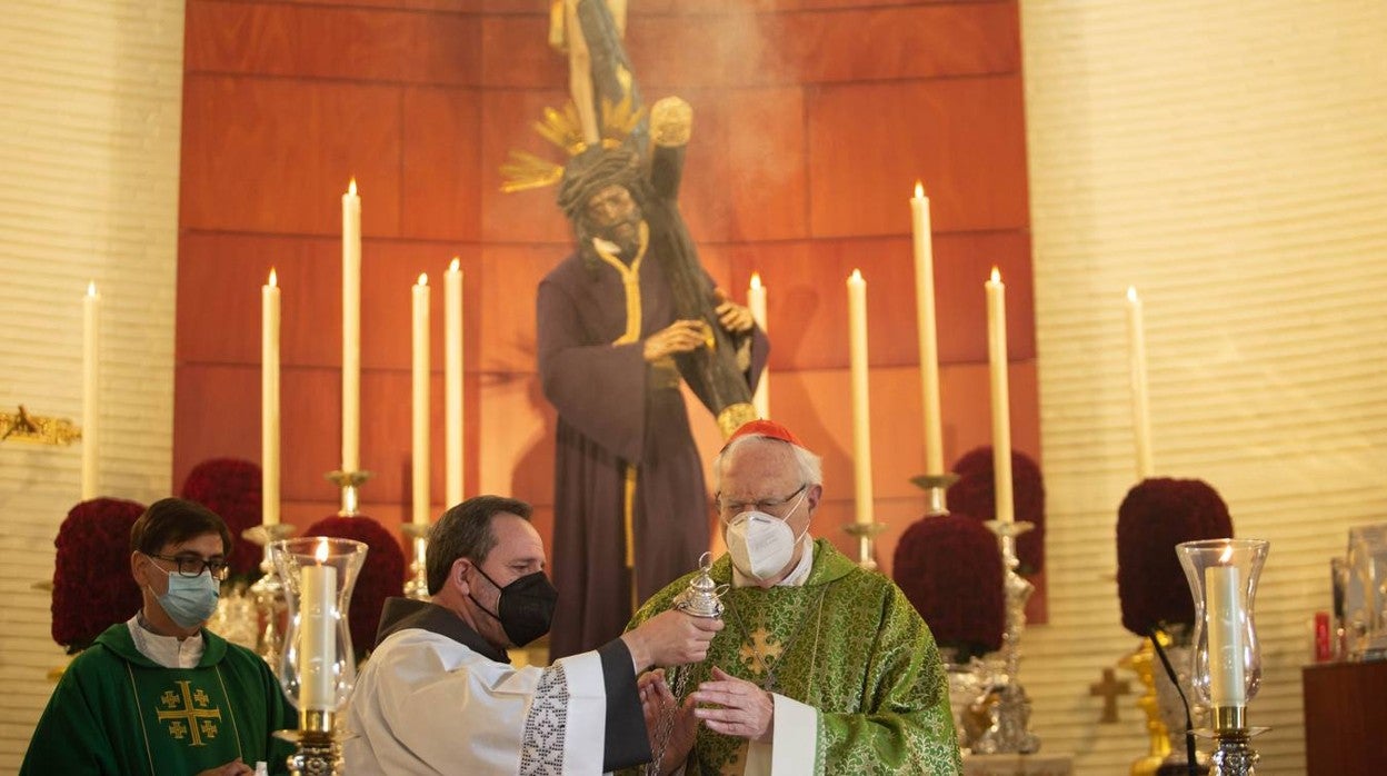 El cardenal Amigo Vallejo oficia una misa ante el Gran Poder