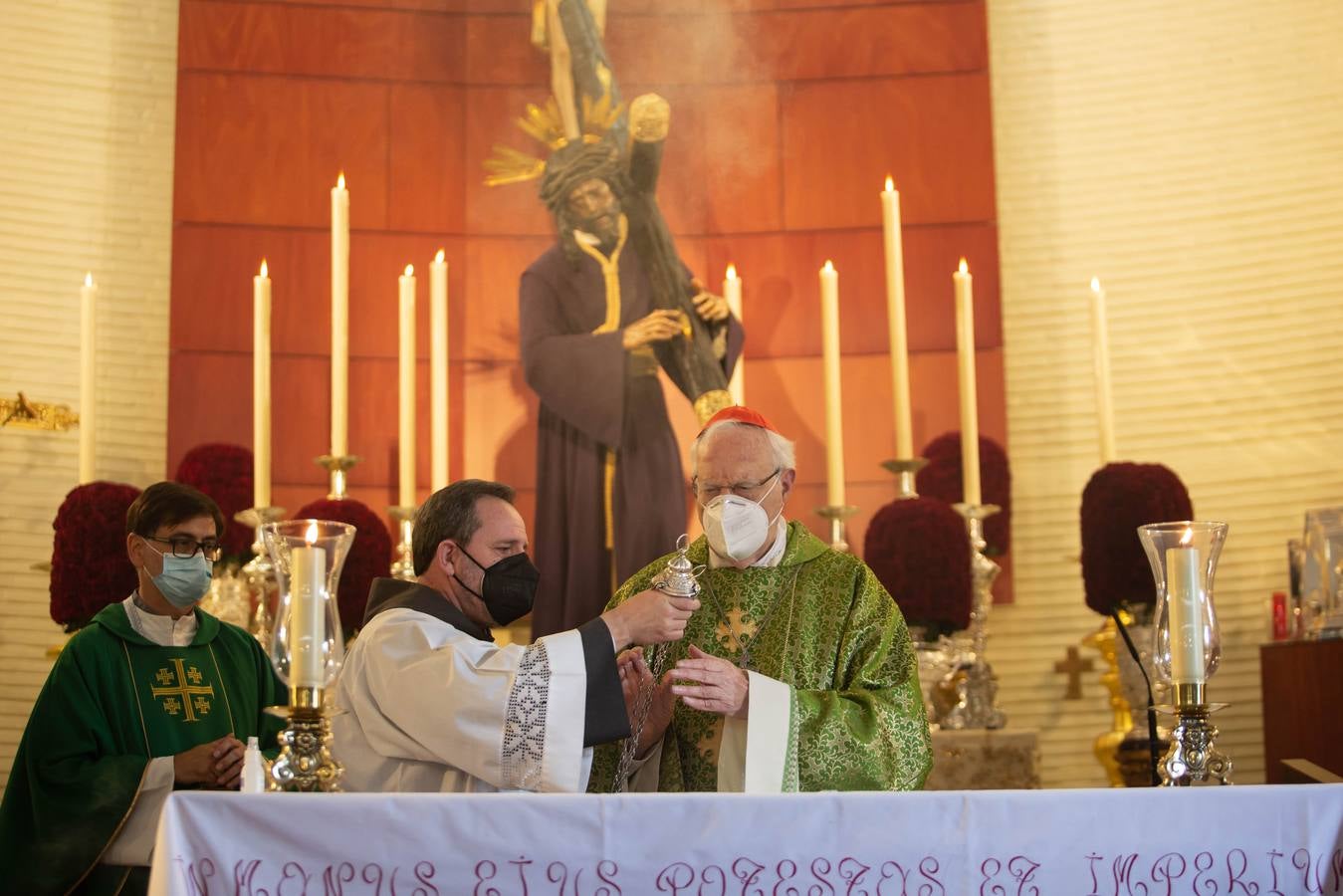 El cardenal Amigo Vallejo oficia una misa ante el Gran Poder