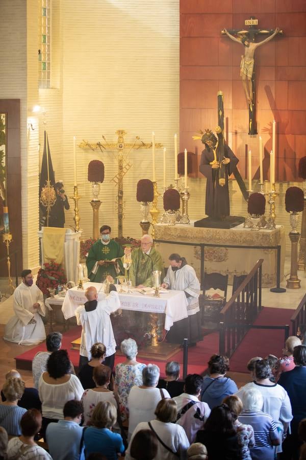 El cardenal Amigo Vallejo oficia una misa ante el Gran Poder