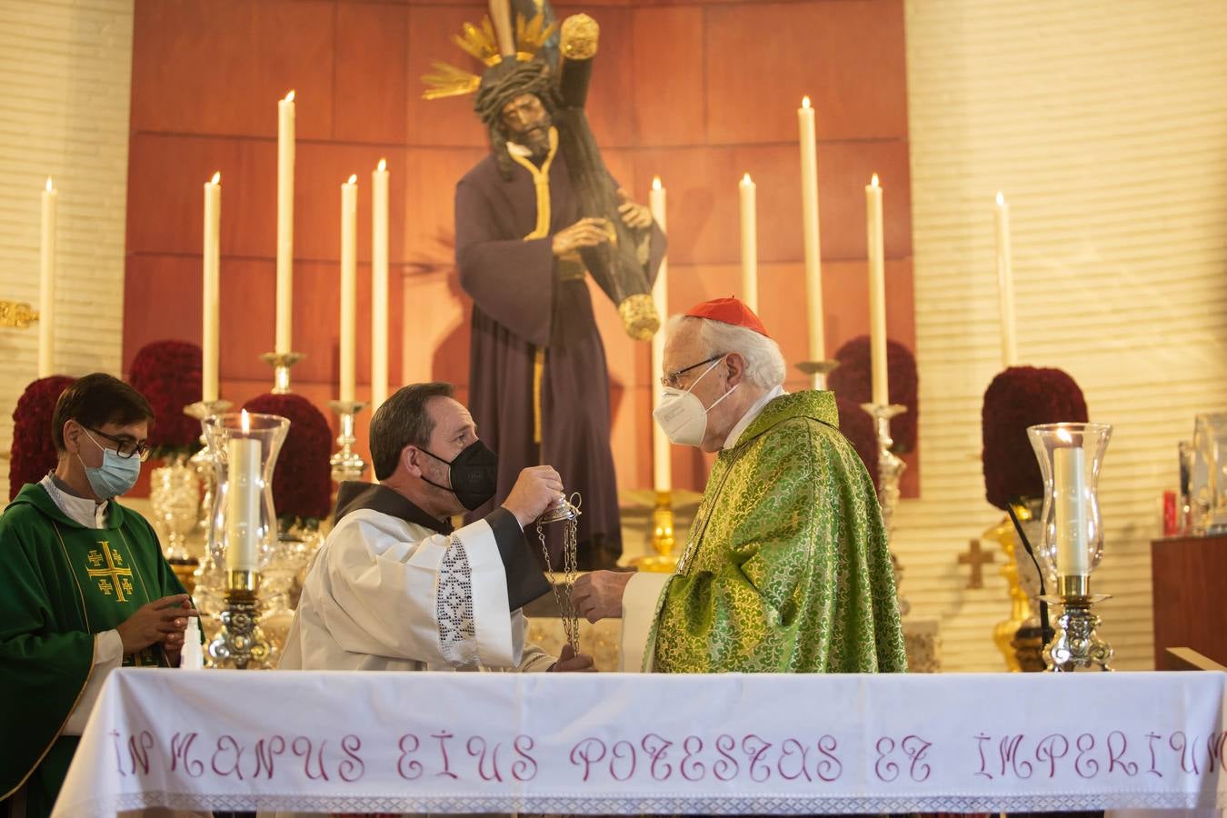 El cardenal Amigo Vallejo oficia una misa ante el Gran Poder