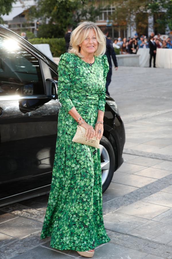 Chantal Hochuli. Optó por un alegre diseño verde esmeralda con hojas estampadas con una falda voluminosa y un cuerpo más ajustado al que añadió unas cuñas con plataforma.