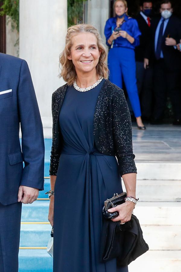 La infanta Elena de Borbón. Optó por un vestido azul noche con un drapeado en la cintura al que añadió una torera de lentejuelas y un clutch a juego.