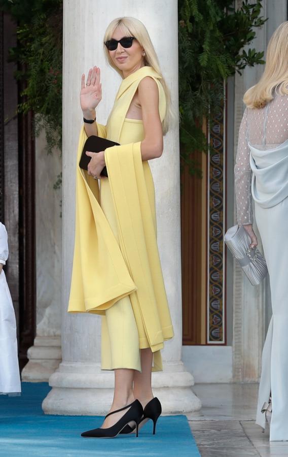 Sabine Getty. Hizo del amarillo limón su elección con un vestido midi ajustado de silueta lápiz que incluía un marcado cuello camisero y manga de sisa que además se ajustaba a la cintura. Lo combinó con stilettos y cartera negra.