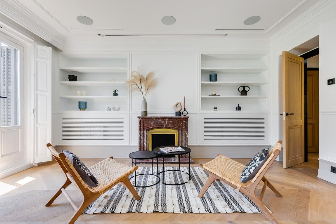 Las puertas de este lujoso piso de Serrano, se abren para recibir a su nuevo propietario. El dormitorio principal tiene 35 metros cuadrados y un pequeño salón anexo con dos balcones. Una zona en la que también hay una chimenea de estilo clásico que contrasta con el mobiliario más moderno y le confiere un acabado muy sofisticado.