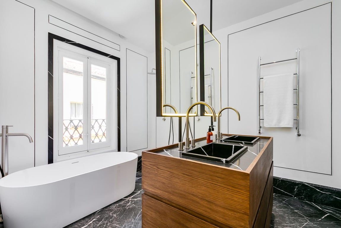 Las puertas de este lujoso piso de Serrano, se abren para recibir a su nuevo propietario. El baño principal tiene tanto ducha como una espaciosa bañera y comunica con el vestidor y el dormitorio.