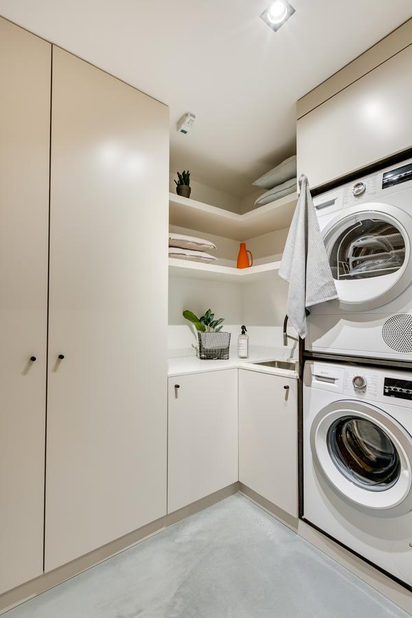 Las puertas de este lujoso piso de Serrano, se abren para recibir a su nuevo propietario. No falta tampoco la zona de lavandería independiente amueblada y equipada con lavadora y secadora, al lado del dormitorio y baño de servicio