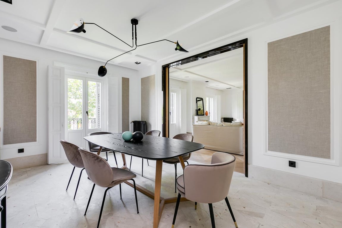 Las puertas de este lujoso piso de Serrano, se abren para recibir a su nuevo propietario. Ha sido reformado recientemente y decorado por el prestigioso interiorista Tristán Domecq, que ha sabido integrar en un equilibrio perfecto la modernidad con las formas clásicas que ya estaban presentes previamente.