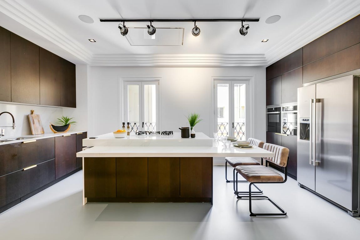 Las puertas de este lujoso piso de Serrano, se abren para recibir a su nuevo propietario. Posee una maravillosa isla central, diseño espacial de Silestone Calacata, con mesa incorporada y electrodomésticos de alta gama.
