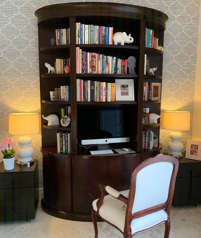 La lujosa mansión de Chábeli Iglesias en Miami. Cada rincón está cuidadosamente pensado para sacarle el máximo partido, como se puede comprobar en este mueble que aloja un escritorio en su interior.