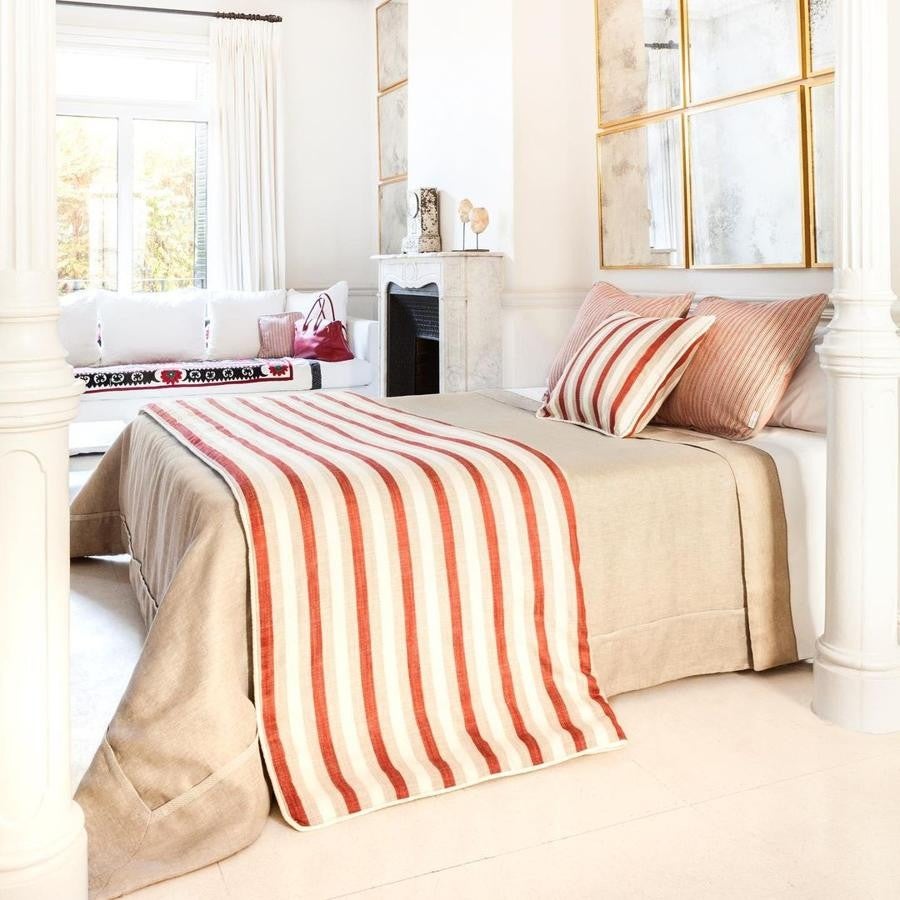 La lujosa mansión de Chábeli Iglesias en Miami. Por el contrario, este otro presenta un aspecto más minimalista a la vez que sigue manteniendo una esencia clásica gracias a la chimenea de mármol.