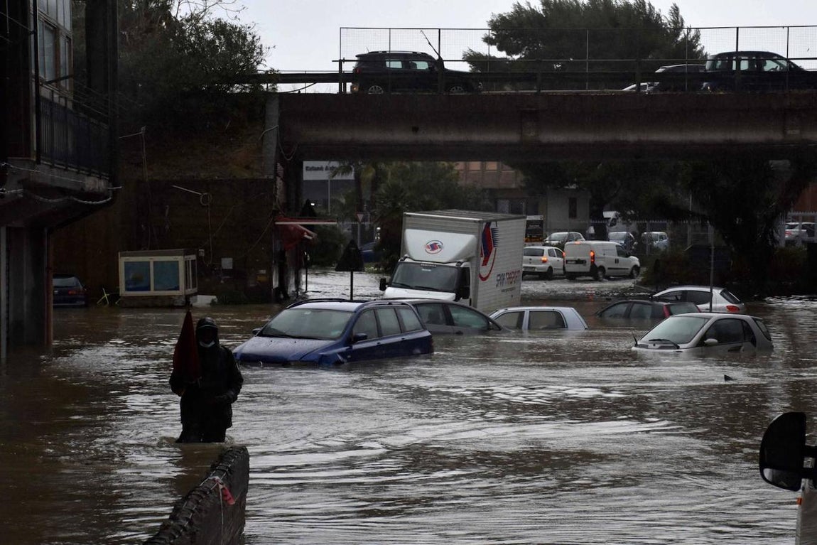 La lluvia ha inundado algunas de las calles y plazas más famosas de Catania, provocando un apagón en el centro de la ciudad e inundando tiendas y comercios. 