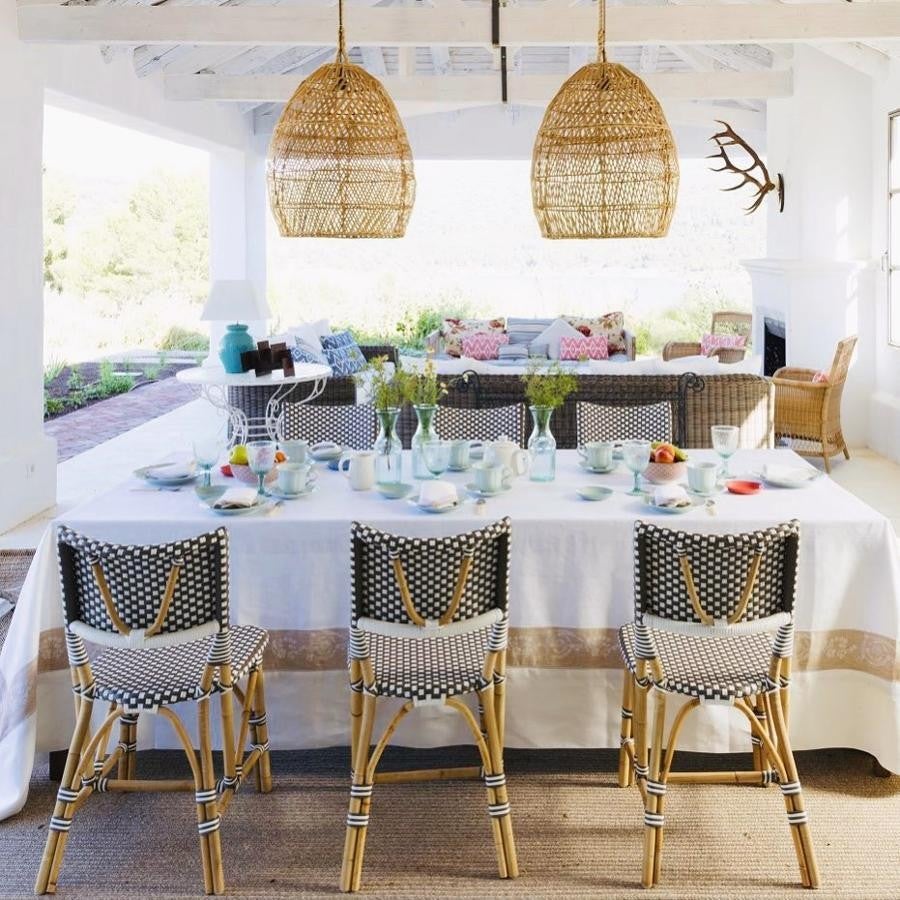 La lujosa mansión de Chábeli Iglesias en Miami. El mimbre en todas sus formas y la madera son los materiales predominantes, con una paleta de colores cálidos que le dan un toque más confortable.