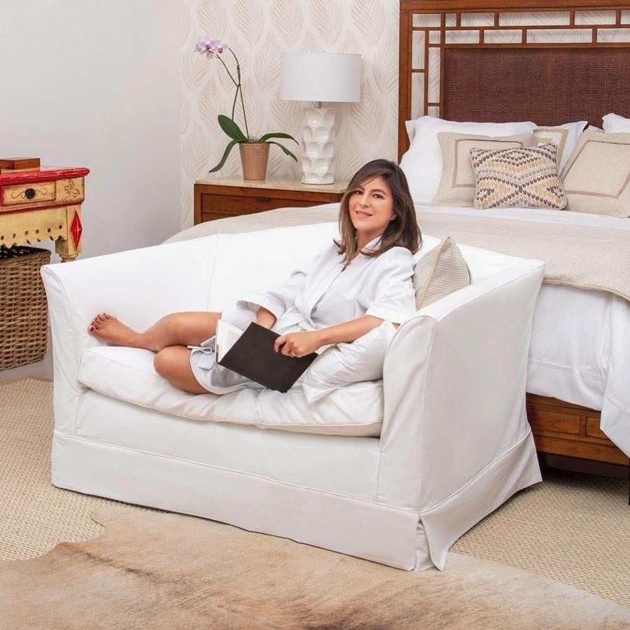 La lujosa mansión de Chábeli Iglesias en Miami. En el dormitorio principal además de la zona de descanso se incluye un pequeño salón y vestidor que lo rinden todavía más confortable. En cuanto a los materiales, las maderas rústicas se hacen con el protagonismo.