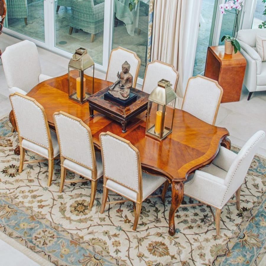 La lujosa mansión de Chábeli Iglesias en Miami. En la planta inferior hay un comedor que comunica con el jardín y en donde una pared acristalada hace que se vea más amplio y luminoso.