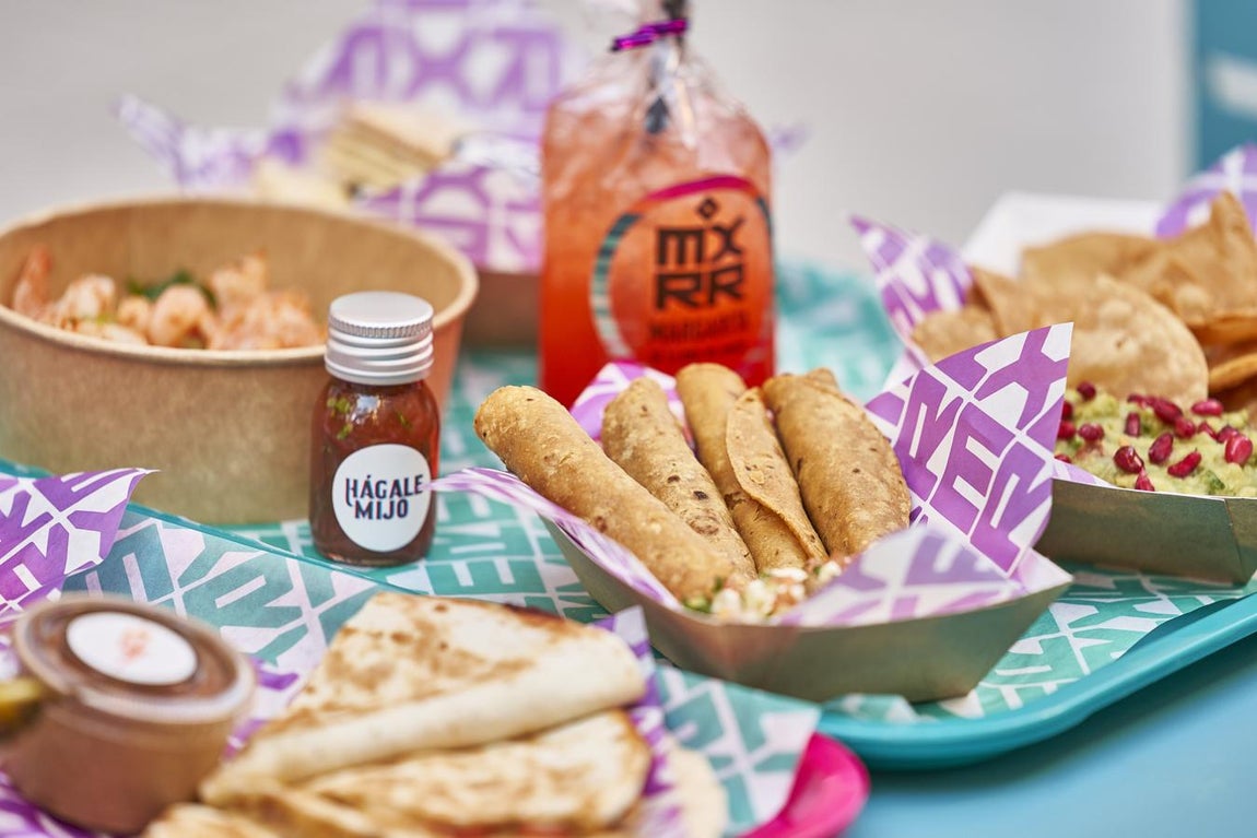 El 'delivery' mexicano de MXRR. Asentado como uno de los deliveries mexicanos más deseado de Madrid, MXRR  se convierte en el antojo perfecto para celebrar el tradicional Día de Muertos que en México se festeja desde la noche del 31 de octubre hasta el 2 de noviembre. Una fecha muyespecial que el chef Roberto Ruiz quiere aprovechar para presentar su nuevo establecimiento de Las Tablas, situado en el norte de Madrid, un espacio consagrado al take away y al servicio a domicilio donde también se puede tomar algo en su agradable terraza urbana. Además de los platos de siempre (Guacamole con Totopos, Flautas de Pollo, Tacos de Machete), no hay que perder la oportunidad de probar alguna de sus recién estrenadas recetas, como el Ceviche de Langostinos Acapulco o la Quesadilla de Costilla de Res con Chile Pasilla. En definitiva, toda una experiencia para degustar la auténtica cocina mexicana. Precio medio: 30 euros.