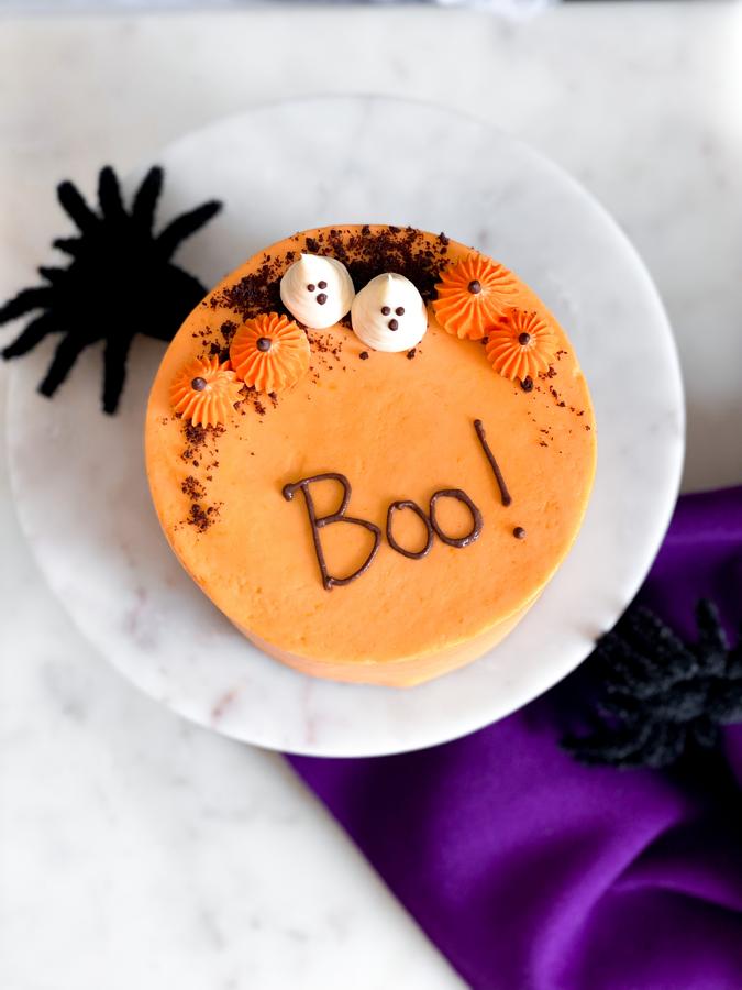 Una tarta de Mia Bakery. Mia Bakery se suma a la celebración de Halloween con una tarta que hará las delicias de los más golosos. Se trata de una tarta de cacao con un relleno y cobertura hecha con naranja natural que tiñe aportando ese color naranja tan característico. Para estos días contarán también con una versión morada cuya cobertura está elaborada con arándanos. Ambas opciones están disponibles en versión con o sin azúcar y elaboradas con ingredientes ecológicos. Precio: 44 euros.
