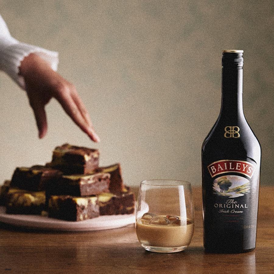 El brownie fantasmagórico de Baileys. Una apetecible receta para disfrutar cocinando y degustándola. Ingredientes: 2 huevos, 115 gr de harina, 54 gr de mantequilla, ½ cucharadita de sal, 60 de chocolate negro y 10 gr de chocolate blanco. 80/100 ml de Baileys, 60 gr de cacao en polvo, 1 cucharadita de extracto de vainilla, ½ cucharadita de bicarbonato sódico y Nubes de azúcar. Para su elaboración: Ttrocear el chocolate, agregar la mantequilla y derretir. En un cuenco incorporar los huevos y el azúcar y unificar los ingredientes. Agregar el Baileys y el extracto de vainilla y remover. En otro cuenco añadir los ingredientes secos: la harina, la sal, el cacao en polvo, y el bicarbonato sódico, remover y mezclar todo. Precalentamos el horno a 180º y hornear 20-25 min. Dejamos solidificar el chocolate y una vez que esté seco, decorar al gusto.