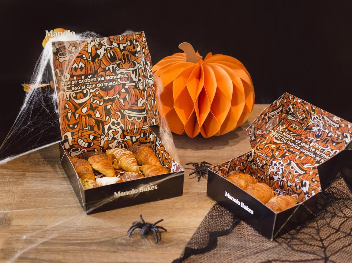 Una edición limitada de Manolo Bakes. Para celebrar la noche más terrorífica del año, Manolo BAkes se ha unido al diseñador Juan Díaz-Faes en una colaboración en la que el artista urbano ha realizado una intervención en sus famosas cajas verdes para darle un toque especial con sus reconocidos diseños. La propuesta inunda el interior de las cajas con los característicos patrones del artista y con los colores representativos de esta celebración, el negro y el naranja, como protagonistas. Hasta el 1 de noviembre las cajas ahora negras estarán llenas de fantasmas, calabazas y ,como no, de Manolitos y Palmitas. La excusa perfecta para degustarlos.