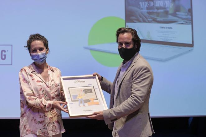 Sergio Fernández, encargado del departamento de marketing de Bigstamping, recibe el premio Environet a la 'Mejor Web'