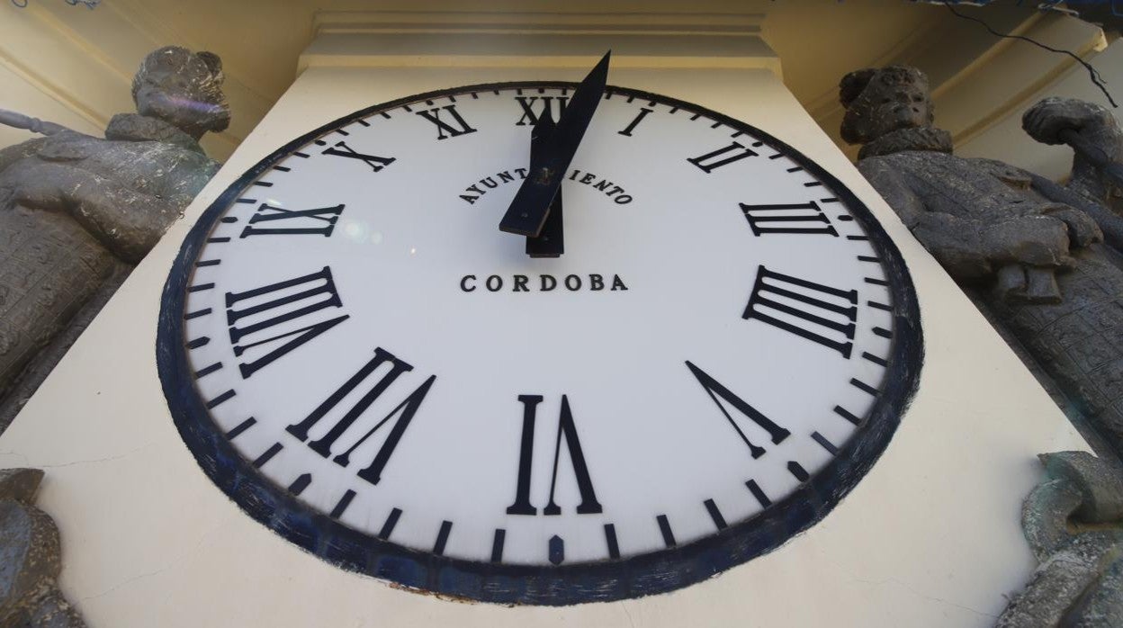 El imágenes, el reloj de las Tendillas de Córdoba, averiado