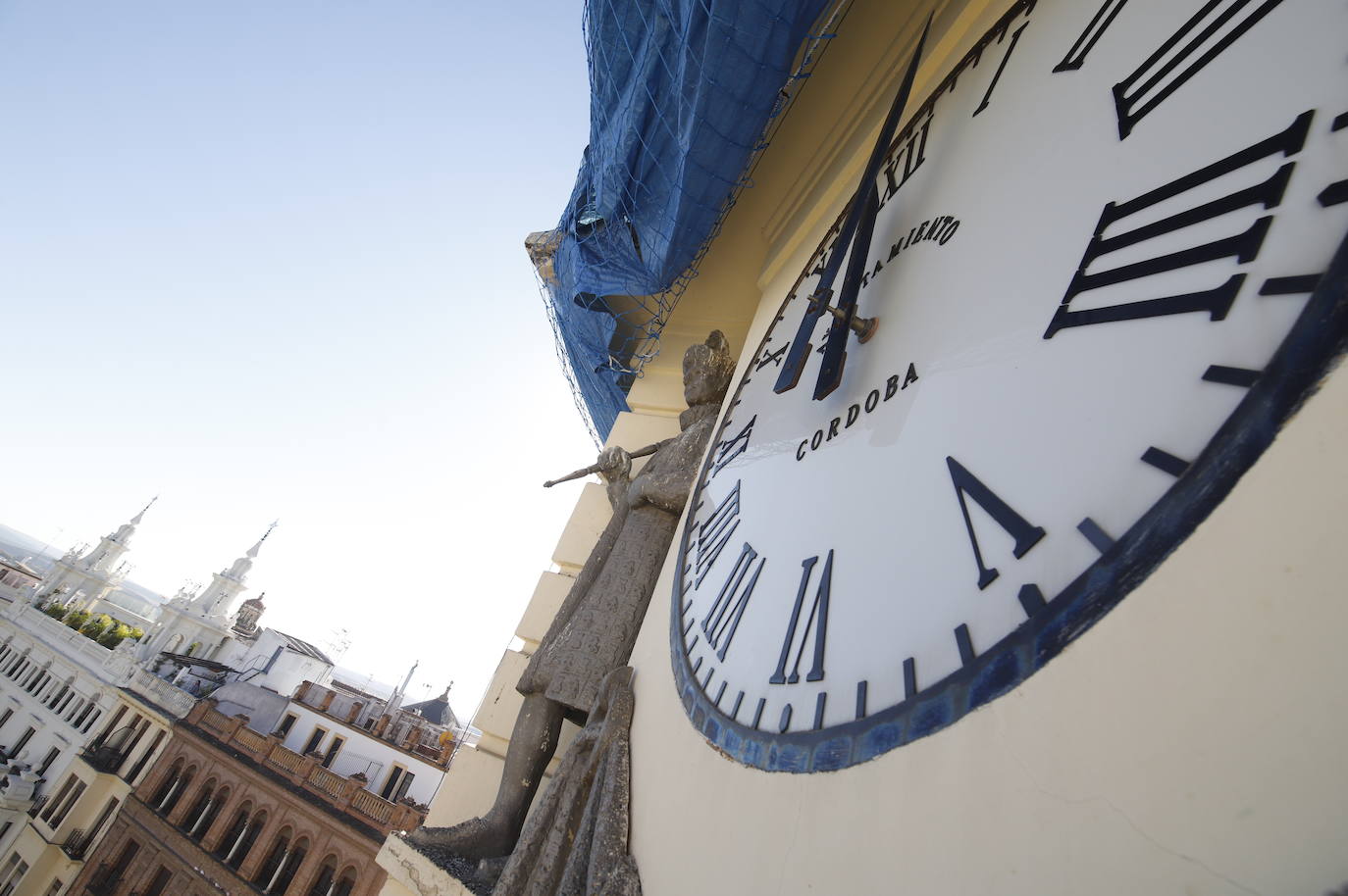 El imágenes, el reloj de las Tendillas de Córdoba, averiado