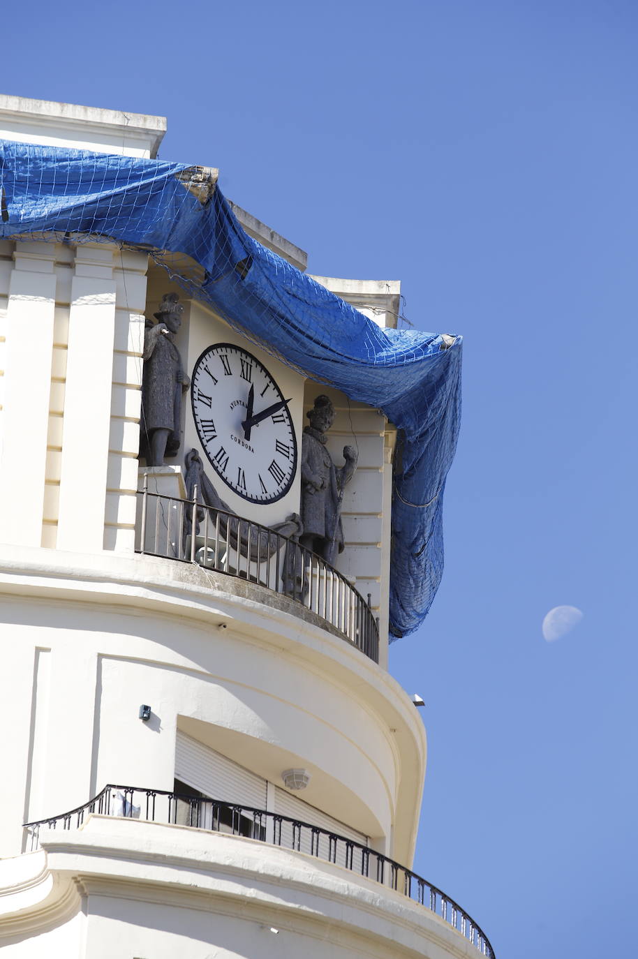 El imágenes, el reloj de las Tendillas de Córdoba, averiado