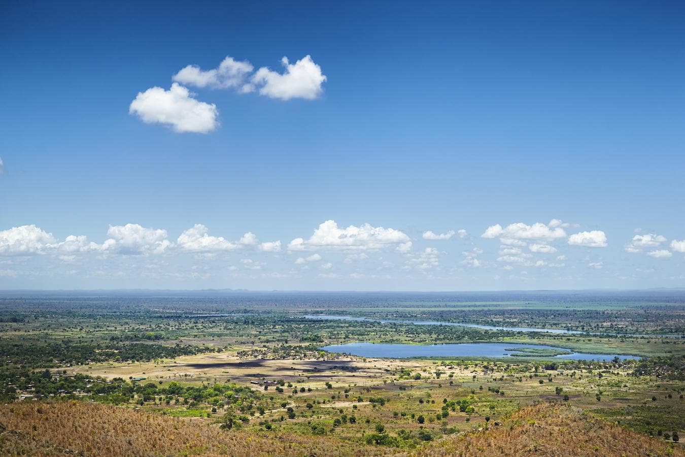 Malaui. En los últimos años Malaui se ha convertido en uno de los destinos de fauna más completos del continente africano. La Majete Wildlife Reserve cuenta con los ‘cinco Grandes’, el Liwonde National Park, situado al este del país, ofrece una observación increíble de fauna en el río y la Nkhotakota Wildlife Reserve, que lleva a cabo grandes labores de reubicación de animales, enamoran a todo viajero. Además de este tipo de destinos, perfectos para realizar un safari, está el lago Malawi – el lago tropical más importante del mundo–, en el que nadar entre bancos de peces. Importante es, también, visitar los diferentes pueblos e interactuar con sus habitantes para conocer, un poco más, de su historia y cultura.
