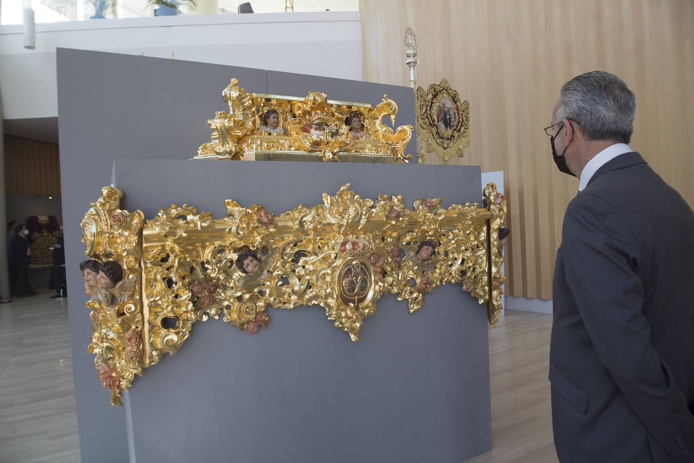 La exposición &#039;Patrimonio Macareno. Los oficios del arte sacro&#039;, en imágenes