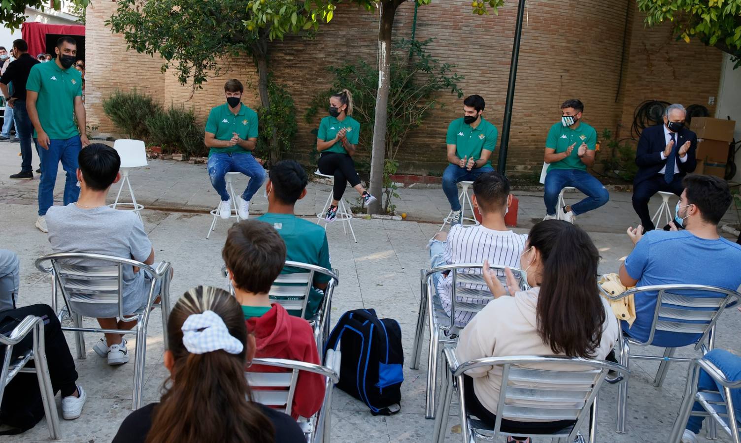 Ofrenda floral del Betis al Gran Poder en la parroquia de la Candelaria, en imágenes