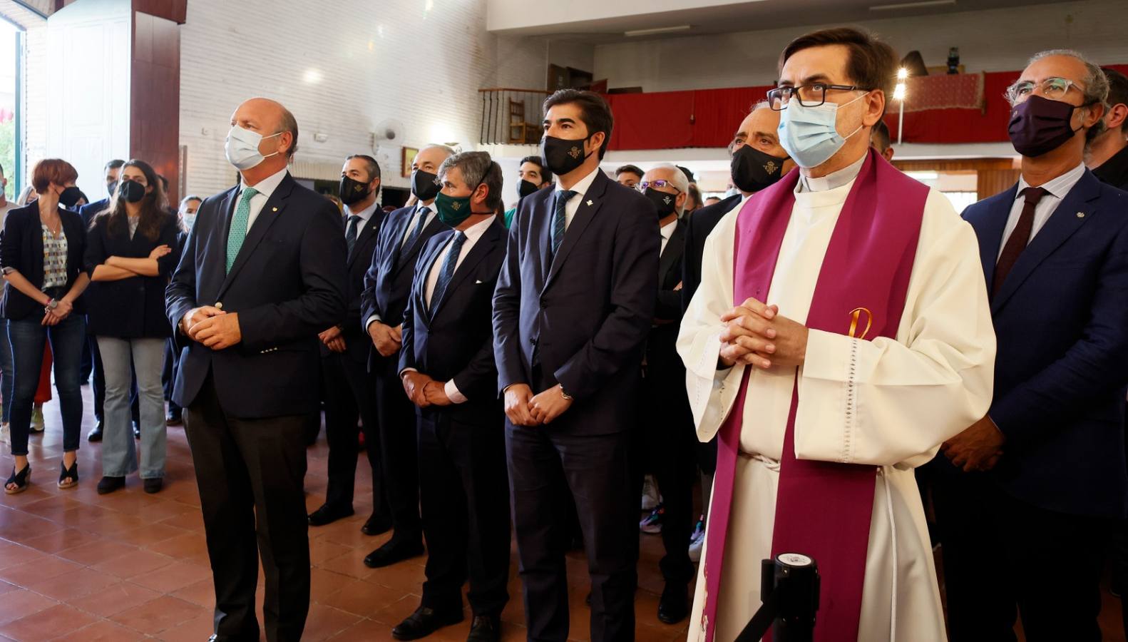 Ofrenda floral del Betis al Gran Poder en la parroquia de la Candelaria, en imágenes