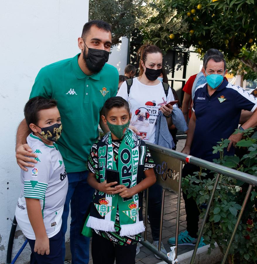 Ofrenda floral del Betis al Gran Poder en la parroquia de la Candelaria, en imágenes